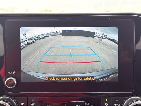 Used 2023 Toyota Highlander LE image 26