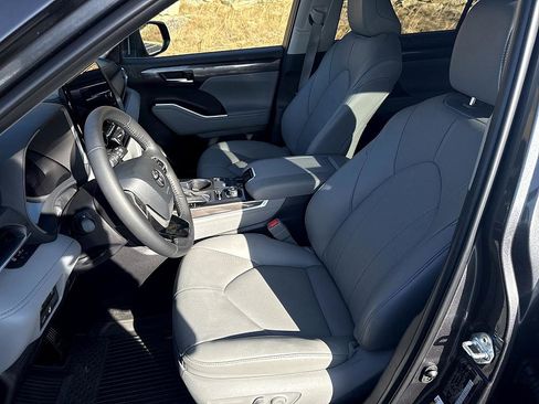 Used 2025 Toyota Highlander Limited image 11