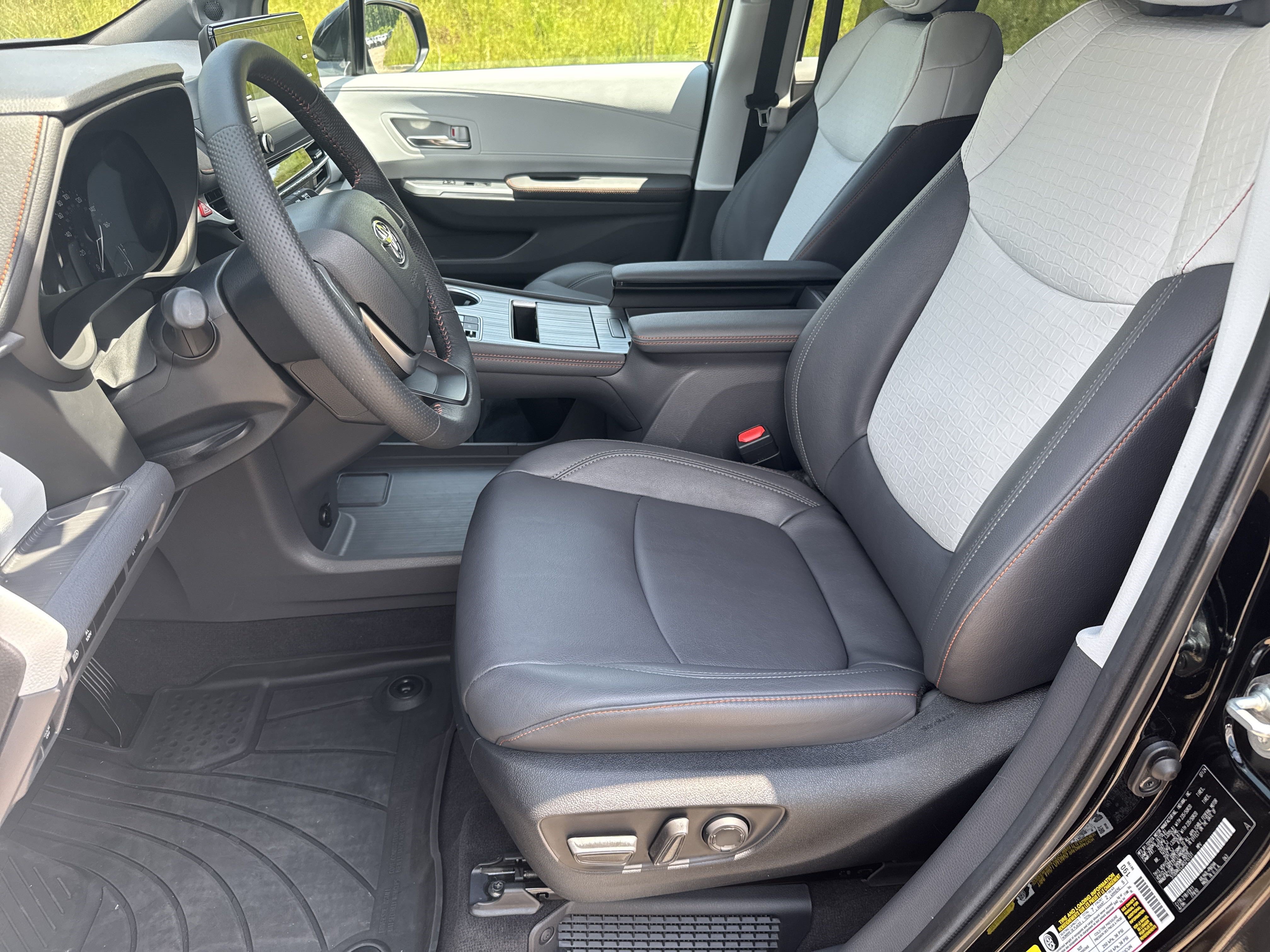 Used 2024 Toyota Sienna XSE w/ XSE Plus Package FWD image 9