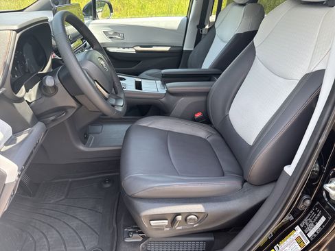 Used 2024 Toyota Sienna XSE image 9