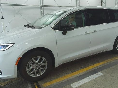 Used 2024 Chrysler Pacifica Touring-L FWD image 2