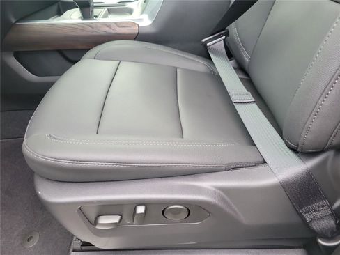 New 2026 GMC Sierra 1500 SLT image 18