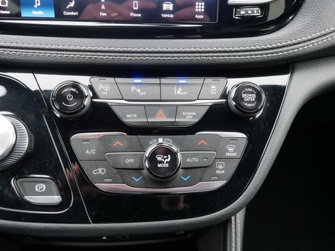 Used 2021 Chrysler Pacifica Limited w/ Uconnect Theater Family Group image 23