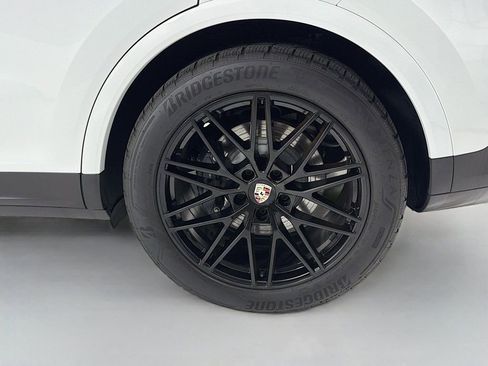 Certified 2024 Porsche Cayenne AWD/4WD image 33
