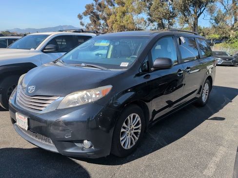 Used 2015 Toyota Sienna XLE image 1