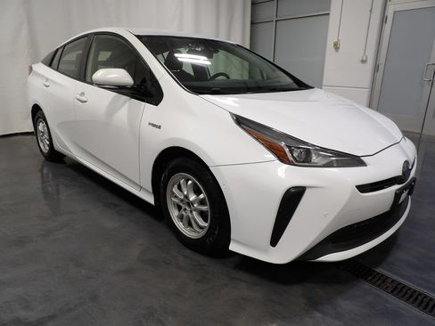 Used 2019 Toyota Prius LE FWD image 2