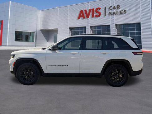 Used 2025 Jeep Grand Cherokee Altitude AWD/4WD image 2