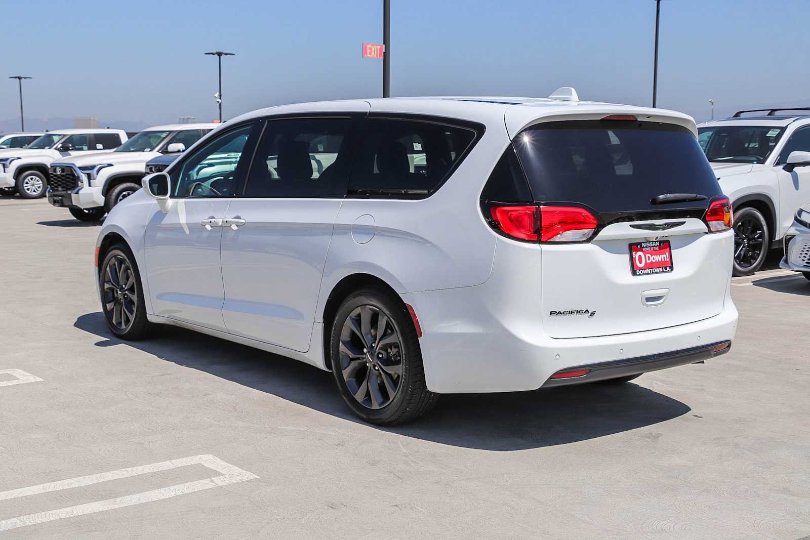 Used 2018 Chrysler Pacifica Touring Plus w/ S Appearance Package FWD image 9