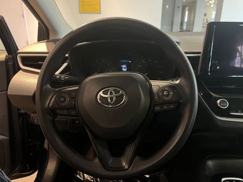 Used 2025 Toyota Corolla LE image 28