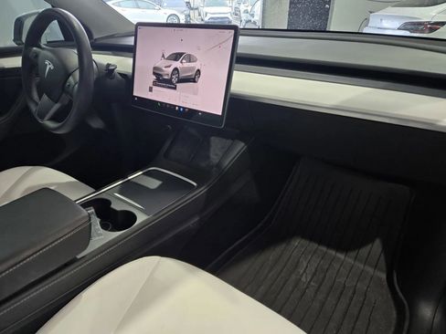 Used 2024 Tesla Model Y 2WD image 5