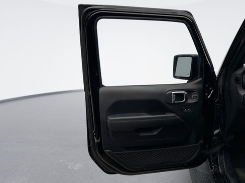 Used 2021 Jeep Wrangler Unlimited Sahara image 9