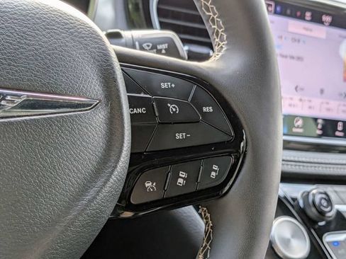 Used 2025 Chrysler Pacifica Limited FWD image 30