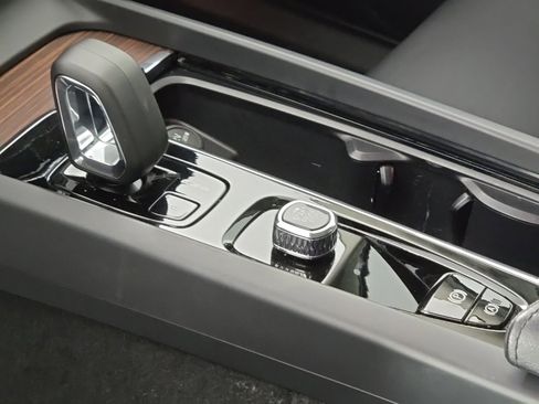 Used 2024 Volvo XC60 B5 Plus w/ Climate Package image 21