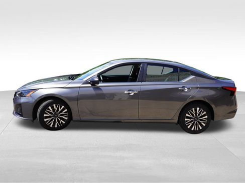 Used 2025 Nissan Altima 2.5 SV FWD image 9