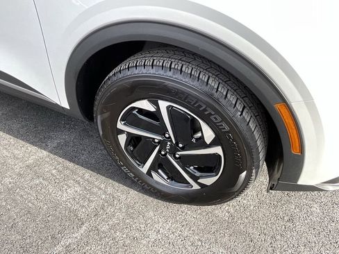 Used 2023 Kia Sportage LX image 11