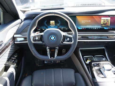 Used 2025 BMW i7 M70 image 8