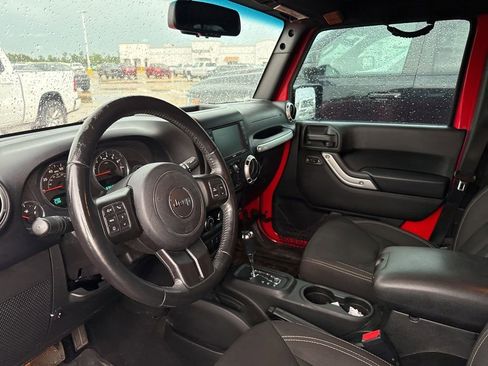 Used 2016 Jeep Wrangler Unlimited Sahara w/ Connectivity Group AWD/4WD image 10