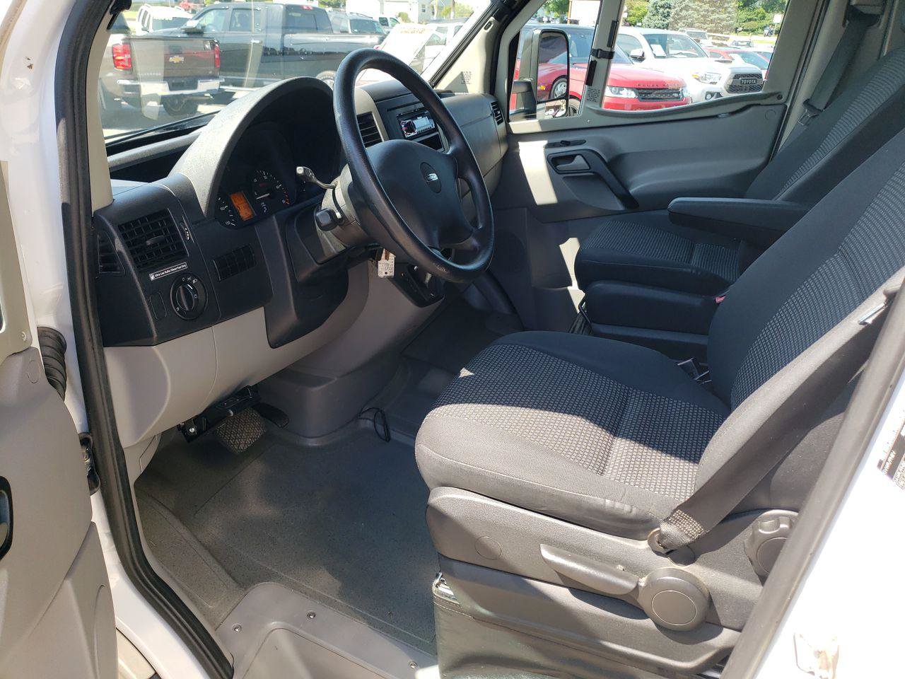 Used 2008 Freightliner Sprinter 3500 RWD image 3
