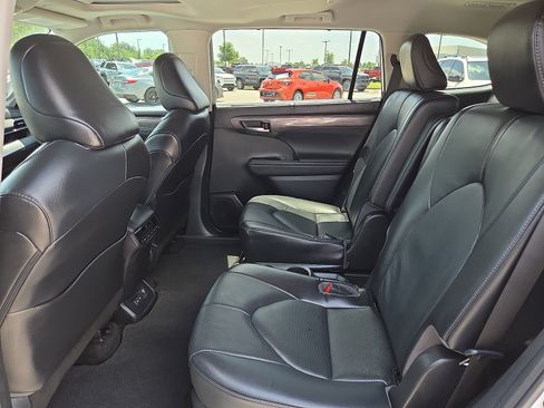 Used 2023 Toyota Highlander Limited AWD/4WD image 11