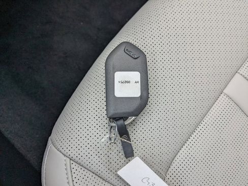 Certified 2025 Kia Sorento S AWD/4WD image 36