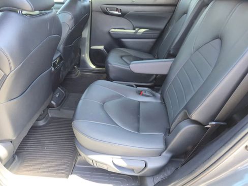 Used 2025 Toyota Highlander XLE image 15