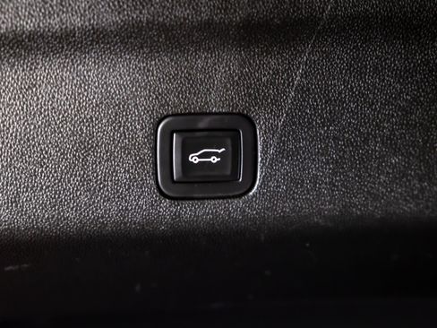 Used 2023 GMC Yukon XL Denali w/ Advanced Technology Package AWD/4WD image 39