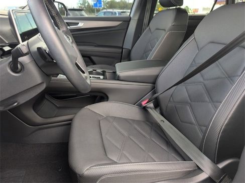 Used 2024 Volkswagen Atlas Cross Sport SE image 9