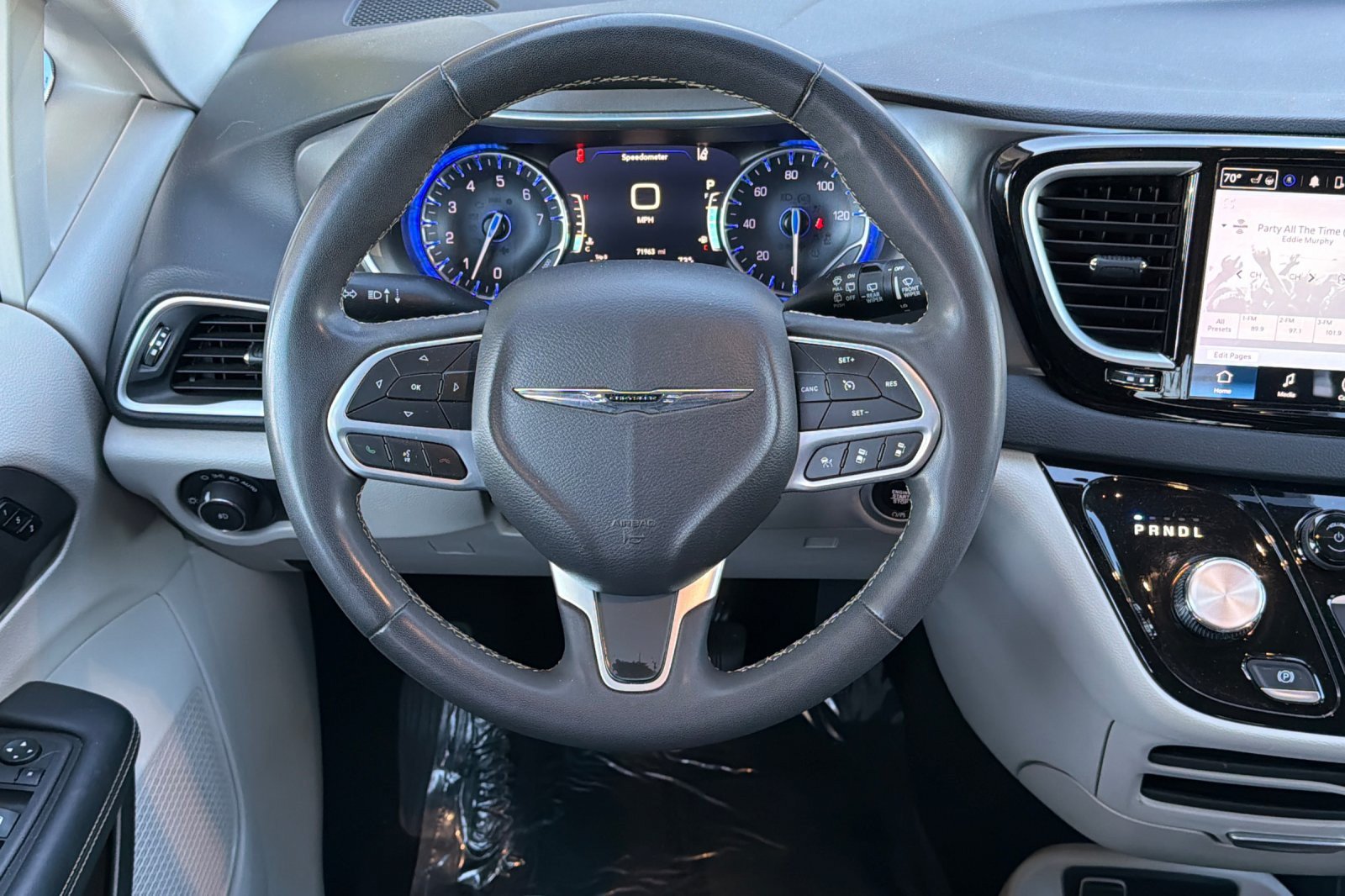 Used 2023 Chrysler Pacifica Touring-L FWD image 11