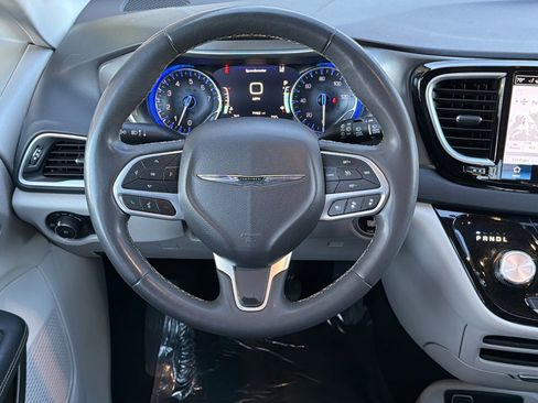 Used 2023 Chrysler Pacifica Touring-L FWD image 11