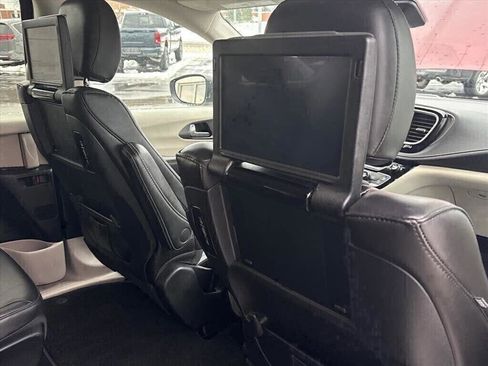 Used 2023 Chrysler Pacifica Touring-L w/ Uconnect Theater Family Group image 27