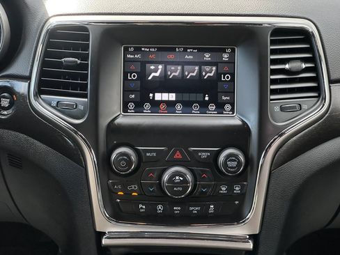 Used 2018 Jeep Grand Cherokee Laredo AWD/4WD image 15