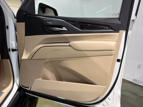 Used 2023 Cadillac Escalade Premium Luxury image 33