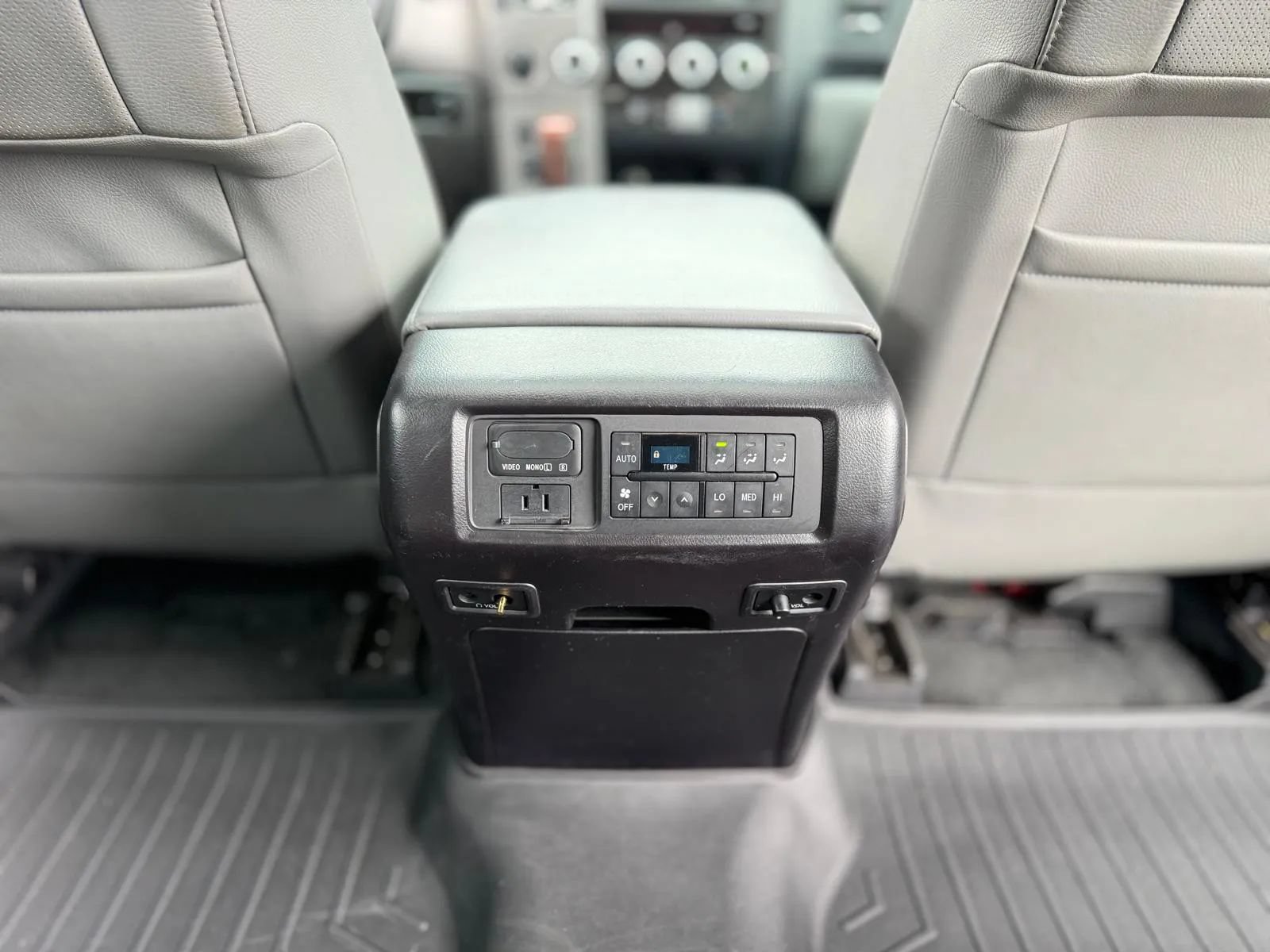 Used 2017 Toyota Sequoia Platinum AWD/4WD image 29