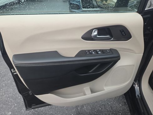 Certified 2023 Chrysler Pacifica Touring-L FWD image 15