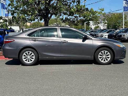 Used 2017 Toyota Camry LE FWD image 3