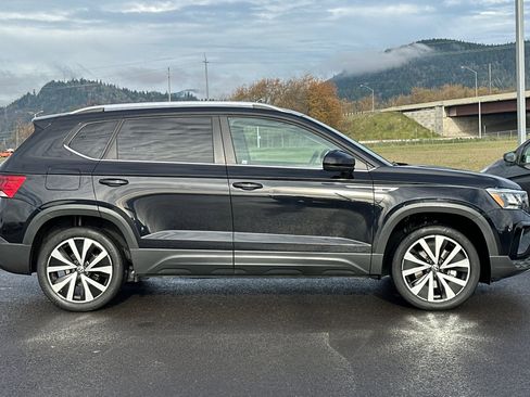 Used 2022 Volkswagen Taos SE image 2