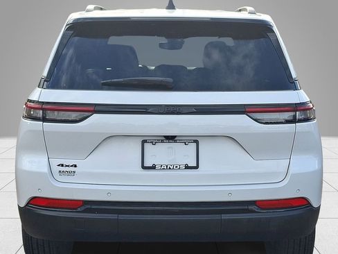 Used 2024 Jeep Grand Cherokee Altitude AWD/4WD image 6