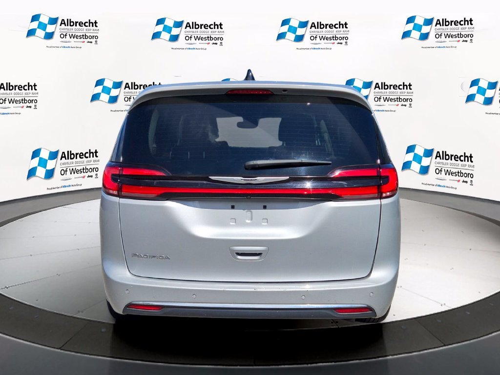 Used 2024 Chrysler Pacifica Touring-L FWD image 4