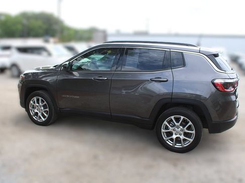 Used 2022 Jeep Compass Latitude AWD/4WD image 12