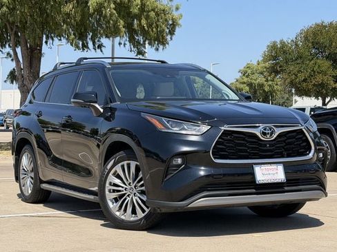 Used 2024 Toyota Highlander Platinum FWD image 2
