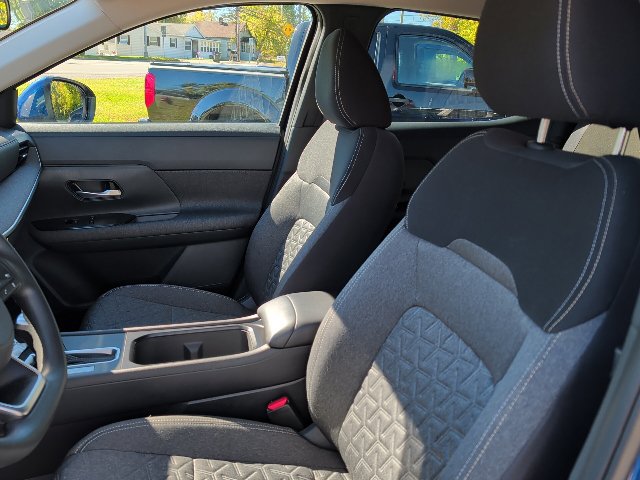 Used 2025 Nissan Kicks SV w/ Illumination Package FWD image 11