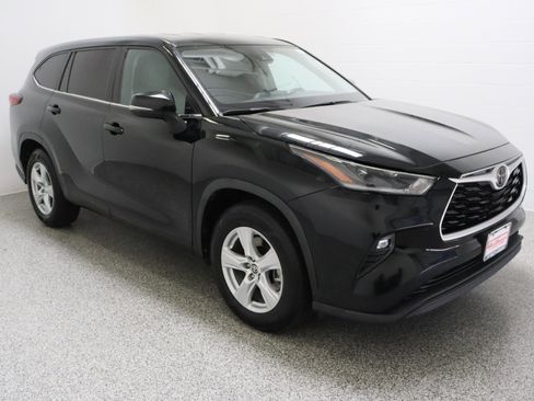 Used 2021 Toyota Highlander LE FWD image 4