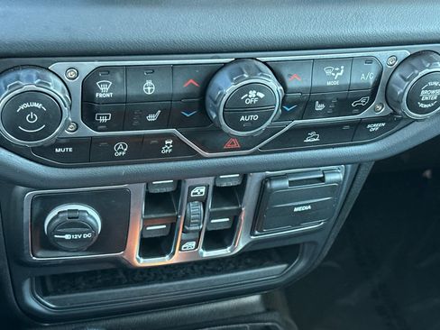 Used 2025 Jeep Wrangler Sahara image 20