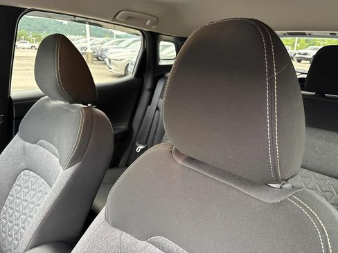 Used 2025 Nissan Kicks SV AWD/4WD image 9