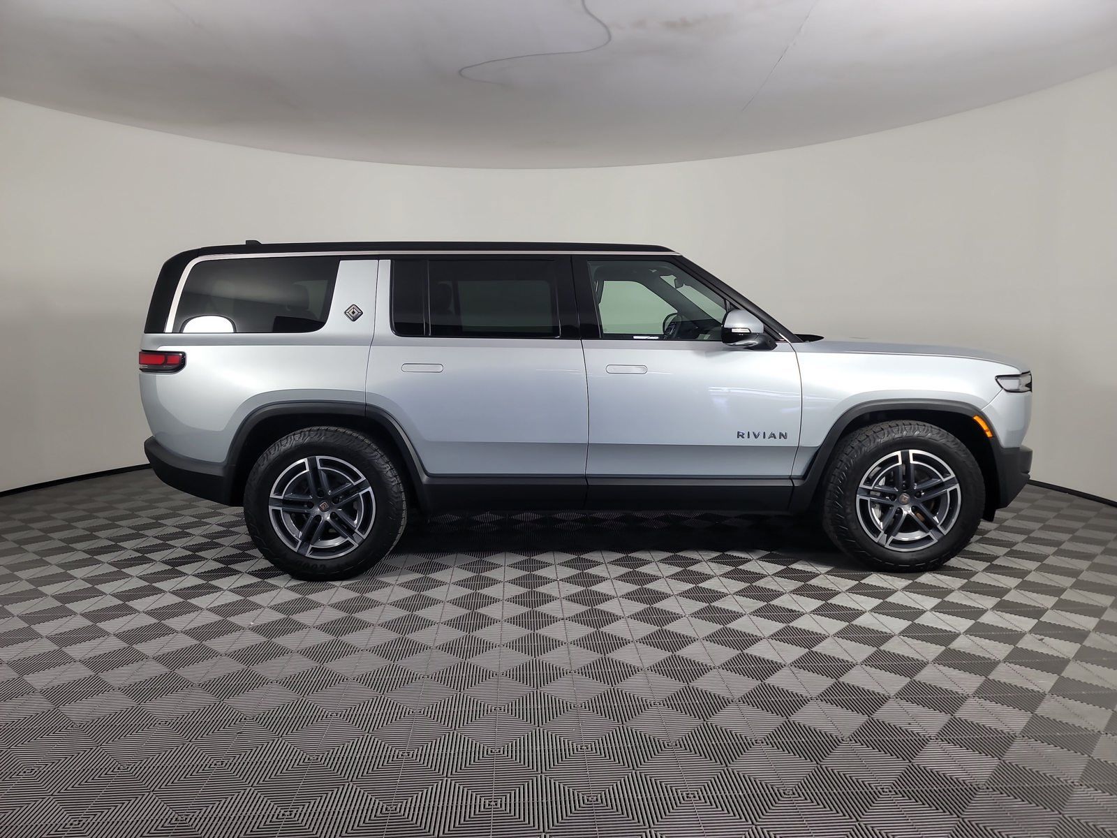 Used 2025 Rivian R1S Adventure Dual AWD/4WD image 6