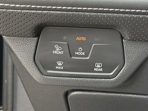 Used 2025 Volkswagen Atlas SE image 25