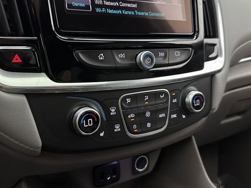 Used 2019 Chevrolet Traverse LT w/ LT Premium Package FWD image 18