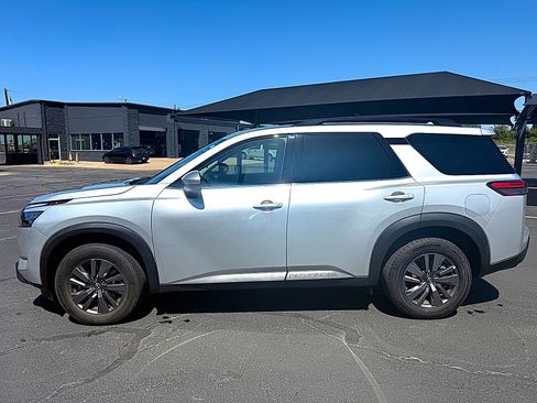 Used 2024 Nissan Pathfinder SV FWD image 4