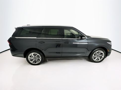 Used 2025 Lincoln Navigator Reserve image 9