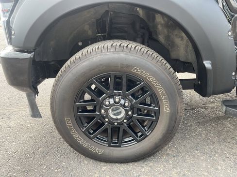 Used 2022 Ford F250 Lariat w/ Black Appearance Package image 17